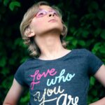 photo d'un ado qui porte un t-shirt qui porte la phrase : "Love who you are"